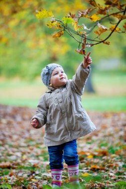 küçük kız parkta eğleniyor
