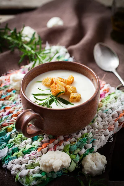クリーミーなカリフラワーのスープ — ストック写真