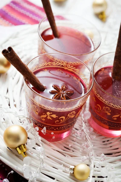 Glühwein und Weihnachtsdekoration — Stockfoto