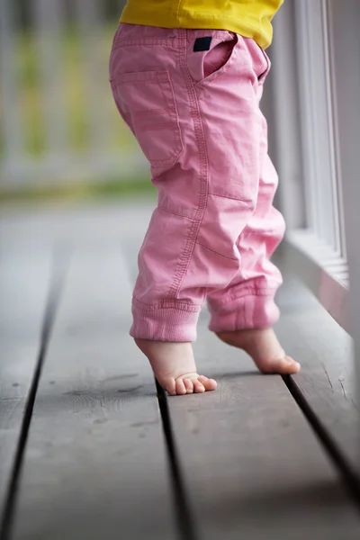 Niña alcanzando — Foto de Stock