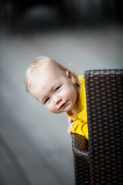 Menina sentada na cadeira — Fotografia de Stock