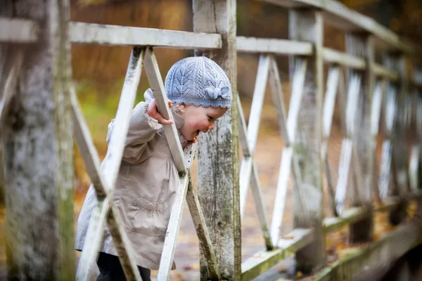 Flicka på träbro utomhus — Stockfoto