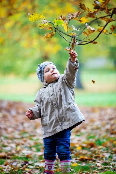 Liten flicka ha kul i parken — Stockfoto