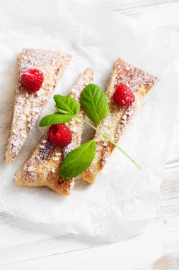 Tatlı ahududu ile rulo