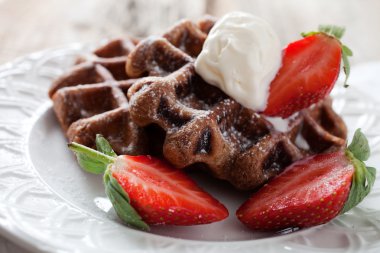 Waffle vanilyalı dondurma ile
