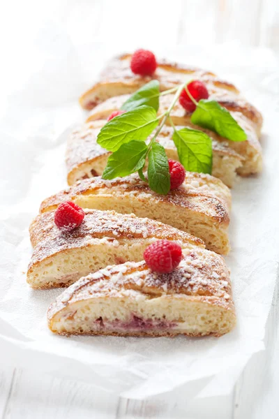 Sweet roll with raspberries — Stock Photo, Image