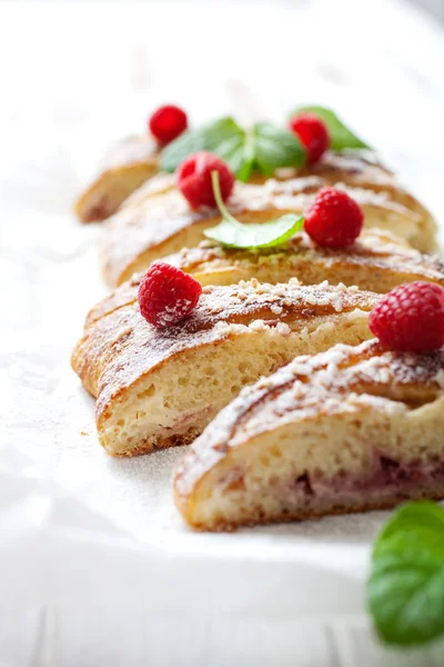 Sweet roll with raspberries — Stock Photo, Image