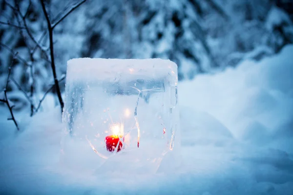 Ліхтар з червоною свічкою — стокове фото