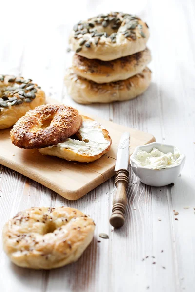 Zelfgemaakte bagels met sesam — Stockfoto