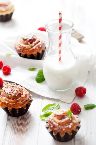 Raspberry sweet roll — Stock Photo, Image