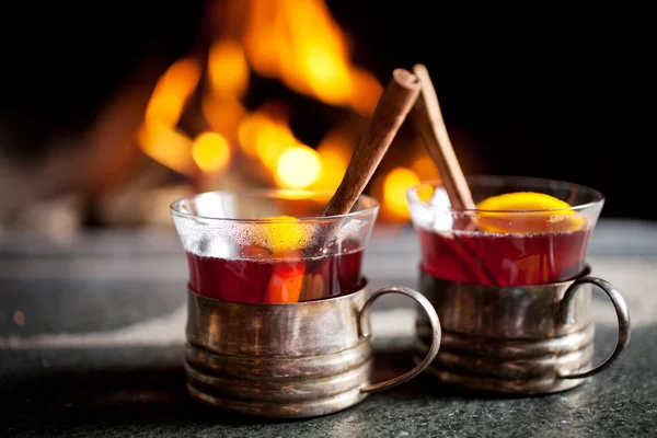 Vino con palitos de canela —  Fotos de Stock