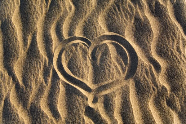 Coração desenhando na areia — Fotografia de Stock