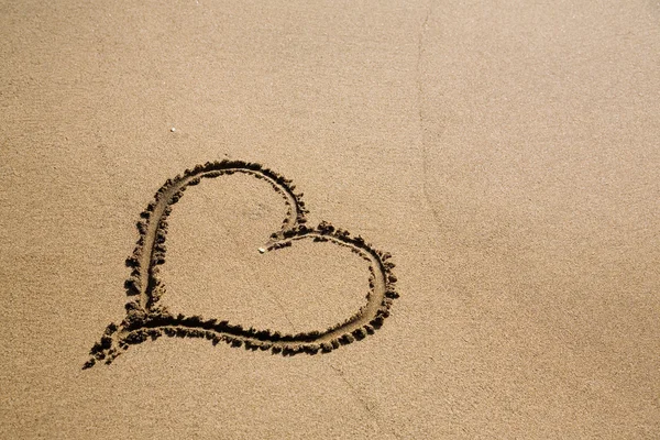 Herz zeichnet auf Sand — Stockfoto