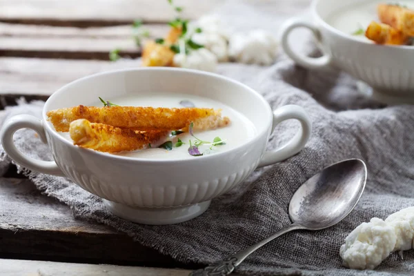 Soep met geroosterd brood — Stockfoto