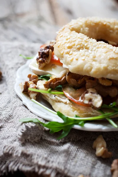 Σπιτικό bagel γεμιστά με τυρί — Φωτογραφία Αρχείου