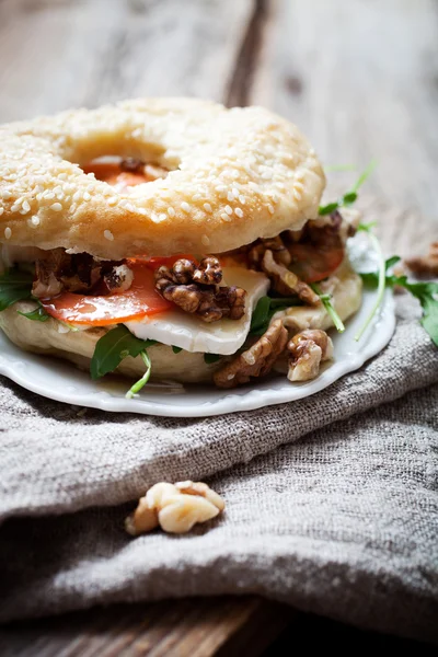 Bagel filled with goat cheese — Stock Photo, Image