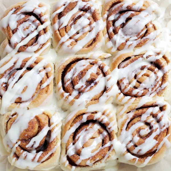 Rolls with cream cheese icing — Stock Photo, Image