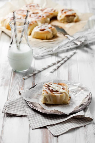 Rollos con glaseado de queso crema —  Fotos de Stock