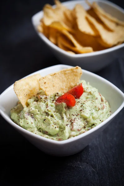 Guacamole s tortilla chipsy — Stock fotografie