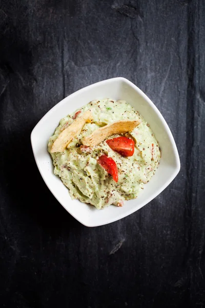 Guacamole com tortilla chips — Fotografia de Stock