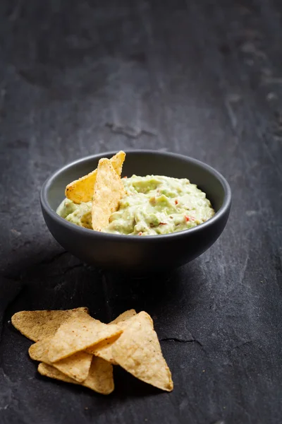 Guacamole tortilla chipstel — Stock Fotó