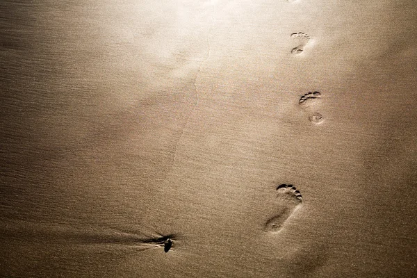 Людські сліди на піску — стокове фото