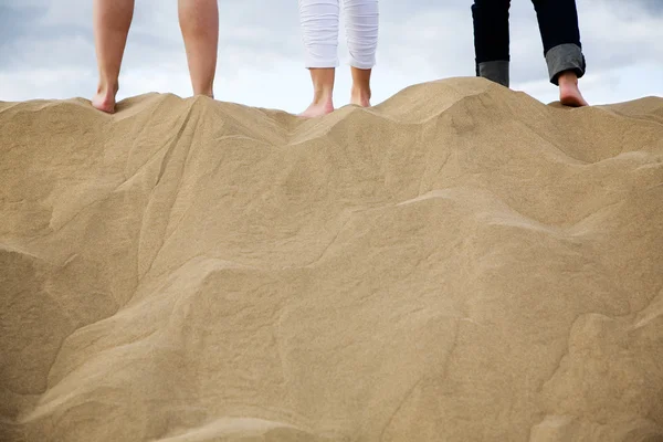 Люди стоят на песке — стоковое фото