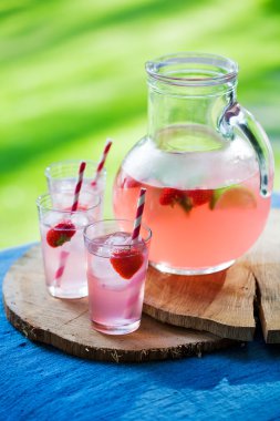 Kırmızı meyveler ile ev yapımı meyve suyu
