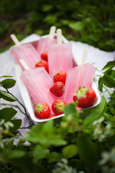 Popsicles with fresh strawberries — Stock Photo, Image