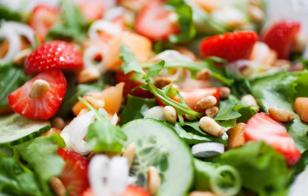 Salad with strawberries and cantaloupe — Stock Photo, Image