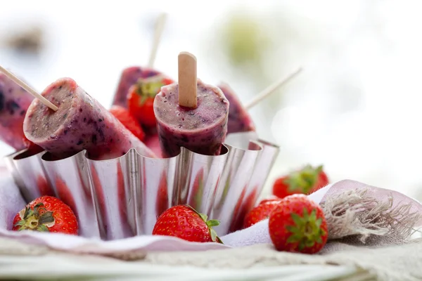 Eis am Stiel mit frischen Beeren — Stockfoto