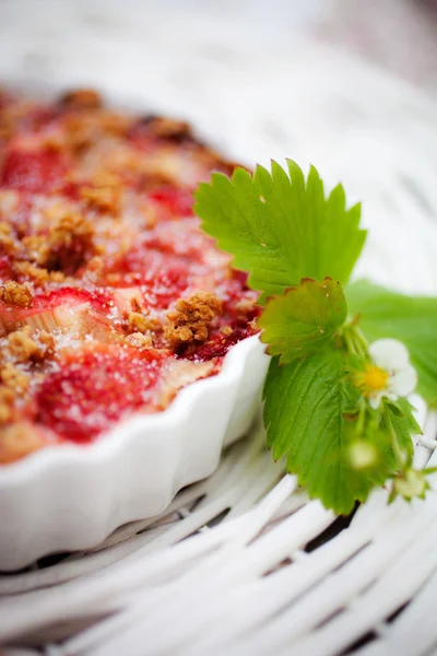 Pie with rhubarb and strawberries — Stock Photo, Image