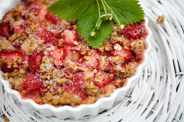 Pie with rhubarb and strawberries — Stock Photo, Image