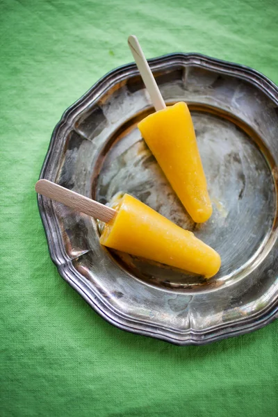 Popsicles with tropical fruit — Stock Photo, Image