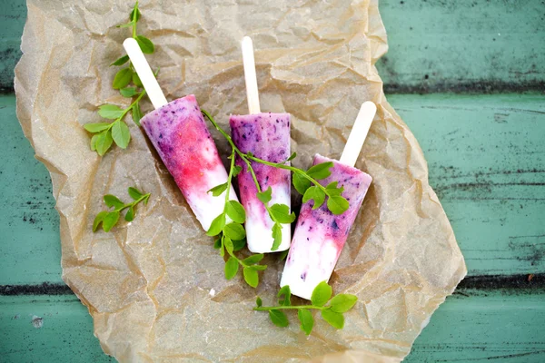 Popsicle med färska bär — Stockfoto