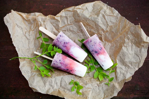 Popsicle with fresh berries — Stock Photo, Image