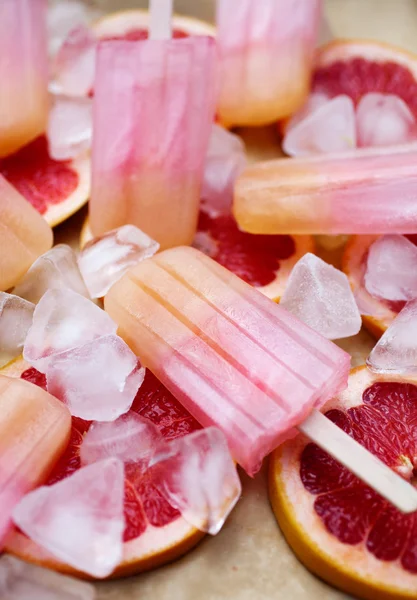 Fruity pink popsicles with ice — Stock Photo, Image