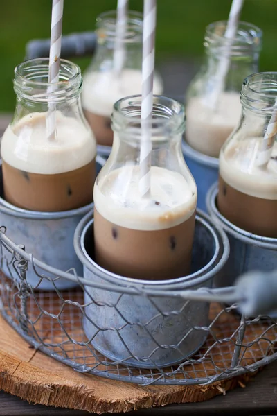 Ijs koffie met papier rietjes — Stockfoto