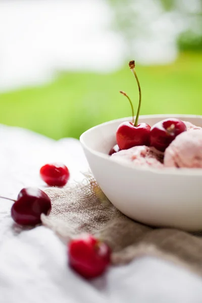 Cherry ice cream — Stock Photo, Image