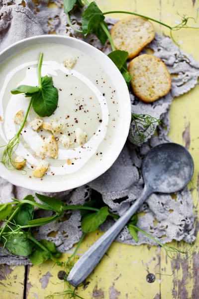 Суп з цвітної капусти з горохом — стокове фото