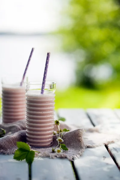 Jordgubbe smoothie i glas — Stockfoto