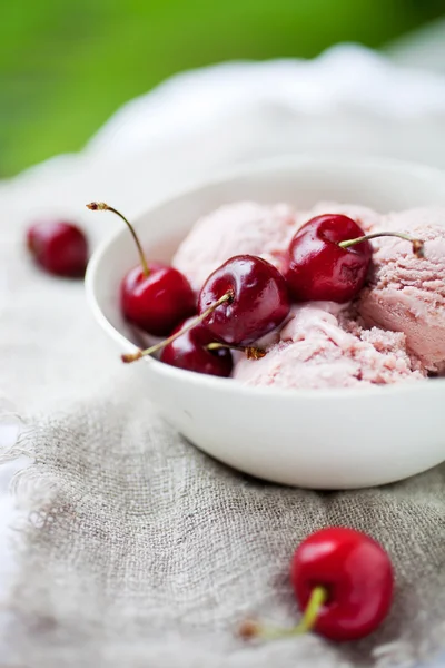 Cherry ice cream — Stock Photo, Image