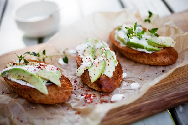 Toasts mit Frischkäse — Stockfoto