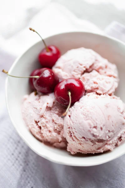 Cherry ice cream — Stock Photo, Image