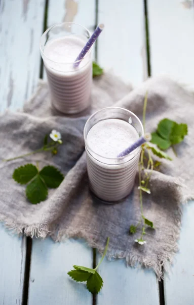 Jordgubbe smoothie i glas — Stockfoto