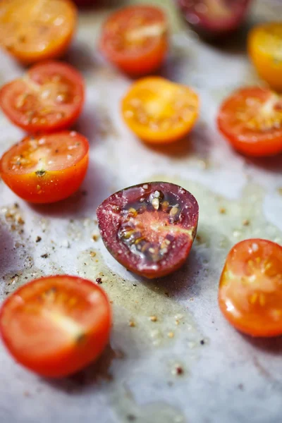 Preparing roasted tomatoes — Stock Photo, Image