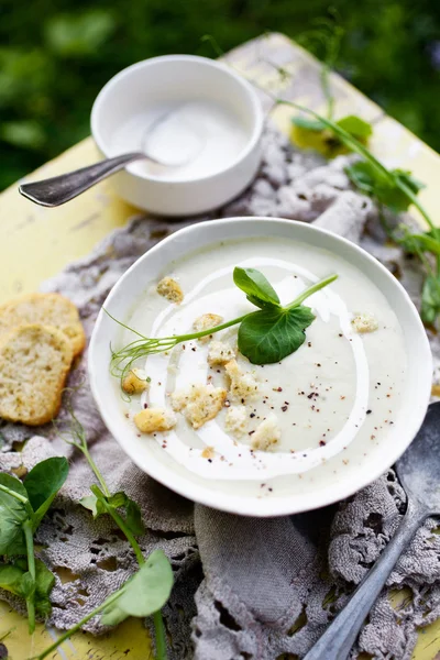 Cauliflower soup with peas — Stock Photo, Image