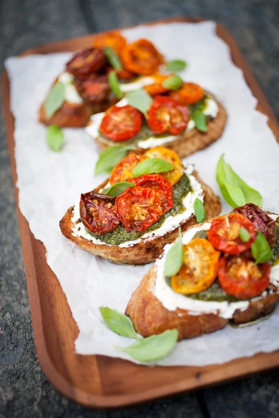 Bruschettas dengan setengah tomat kering — Stok Foto