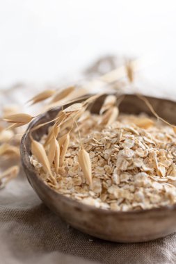 Yumuşak mavi arka planda olgun altın yulaf kulaklarının yakın plan fotoğrafı..