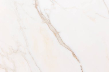 Görüntü, doğal bej ve gri damarlı beyaz mermer yüzeyin yakın çekimini gösteriyor. Organik çizgiler, taşın ince dokusunu vurgulayan zarif ve minimal bir desen oluşturuyor..